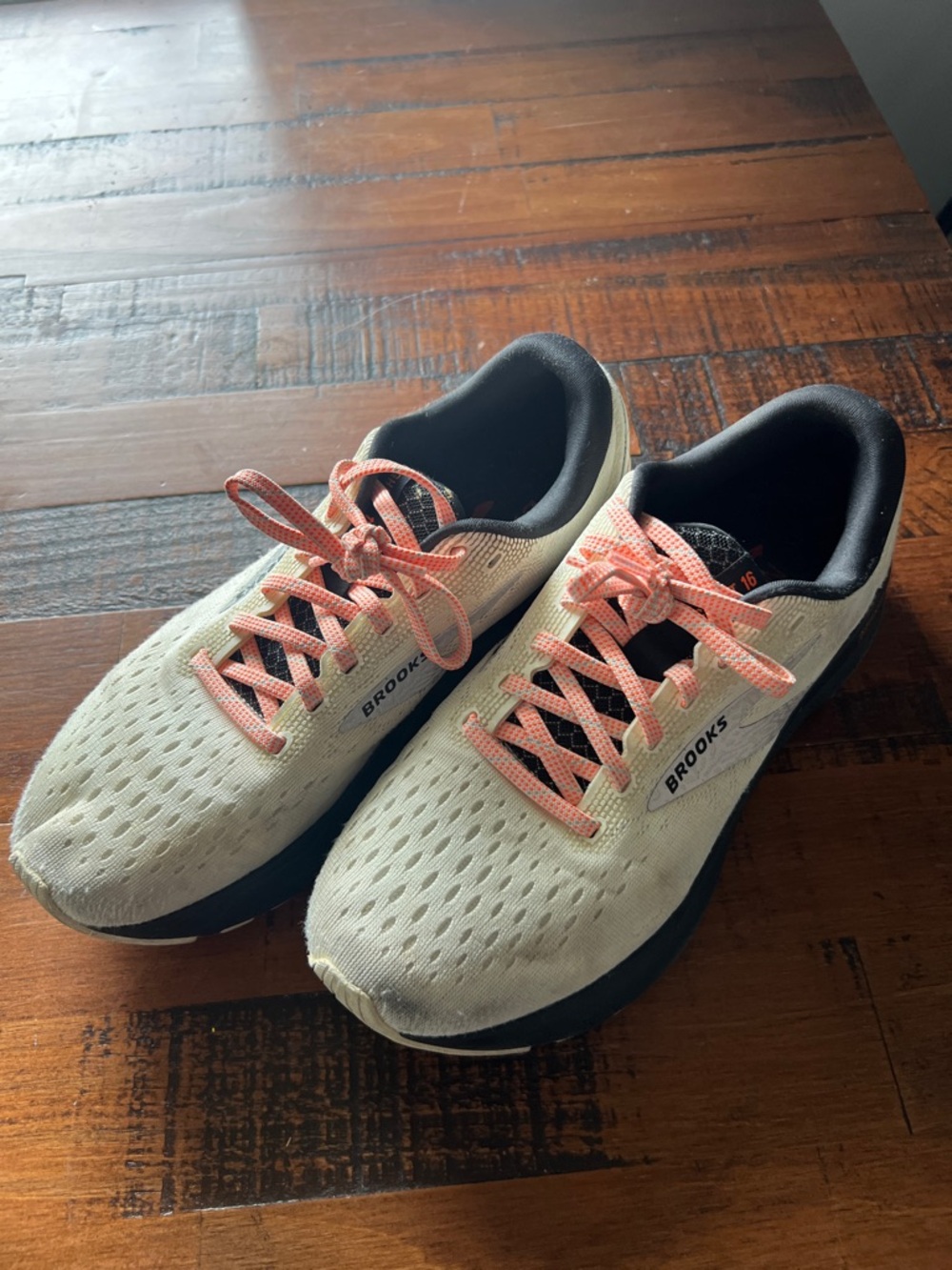 Brooks Women’s Athletic Shoes in Cream with Pink Laces size 8.5